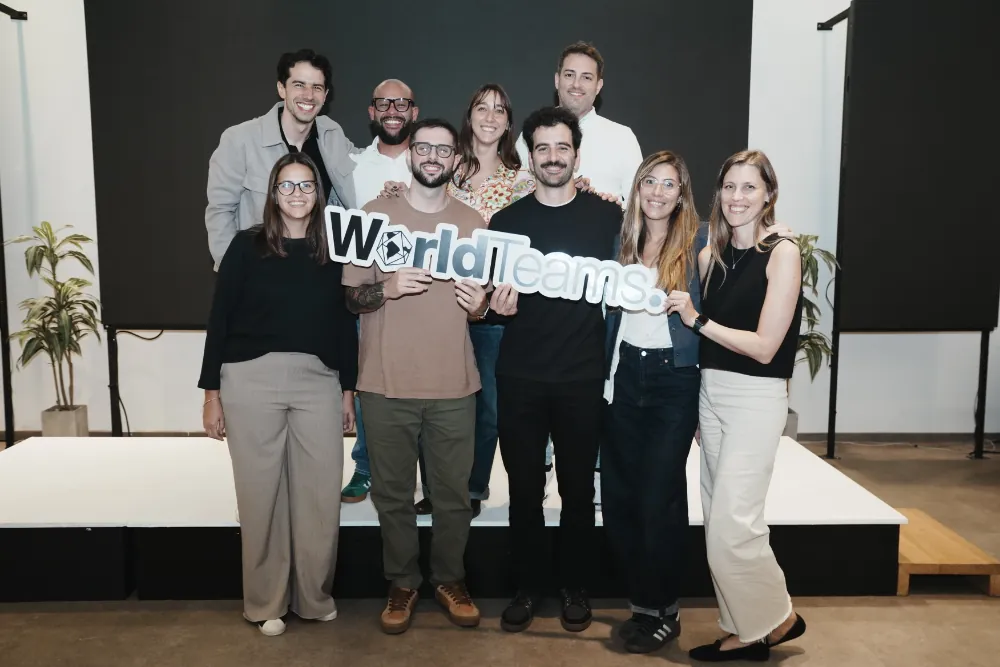 Equipo de WorldTeams trabajando